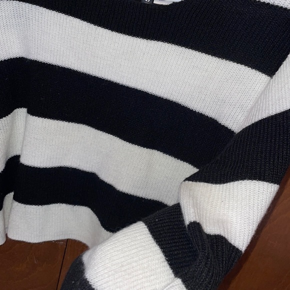 Divided cropped Black and White Striped Sweater - Picture 3 of 4